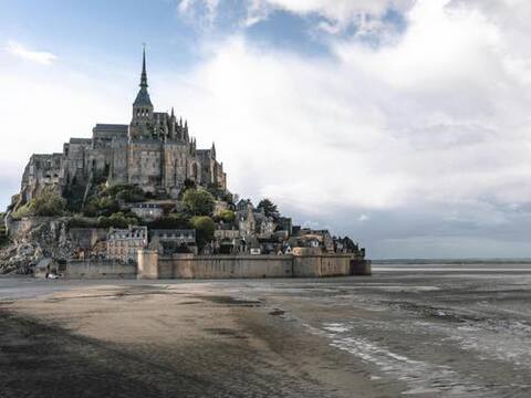 0409mont-saint-w.jpg