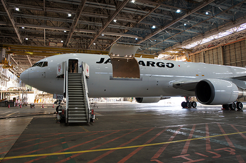 0311jal-767f-w.jpg