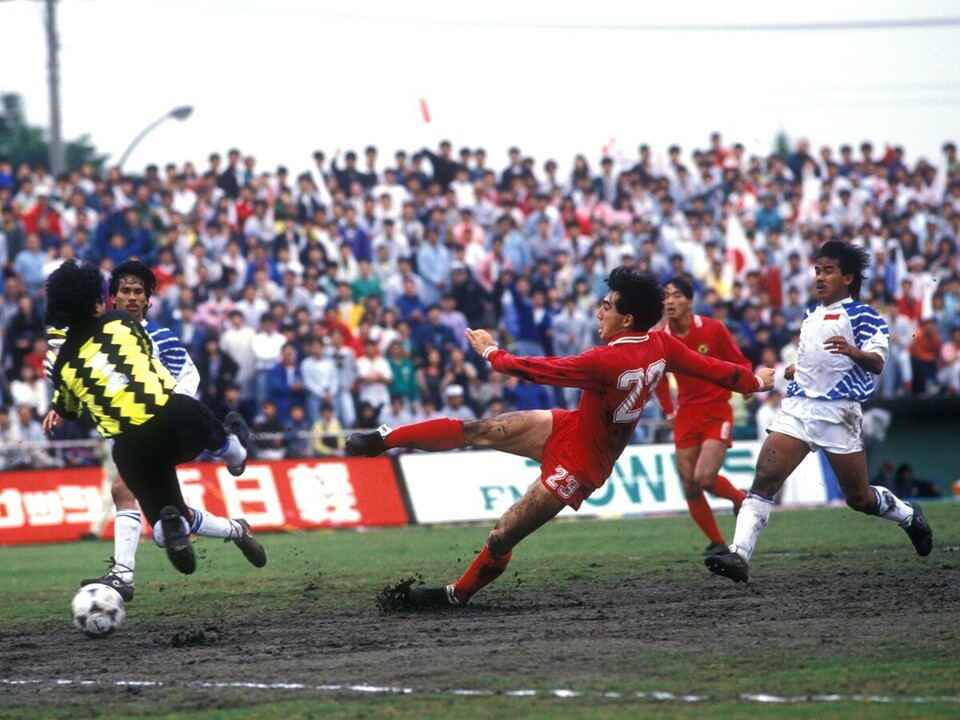サッカー日本代表とインドネシアの対戦の歴史 36年前に泥だらけの