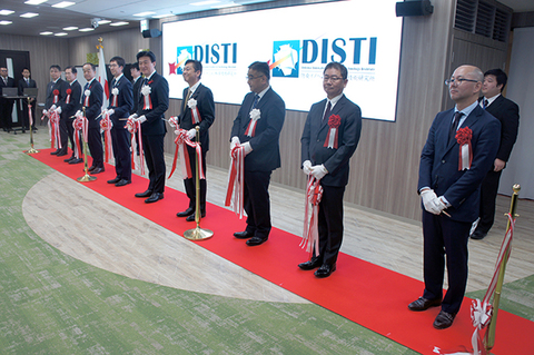 1002mod-disti1-w.jpg